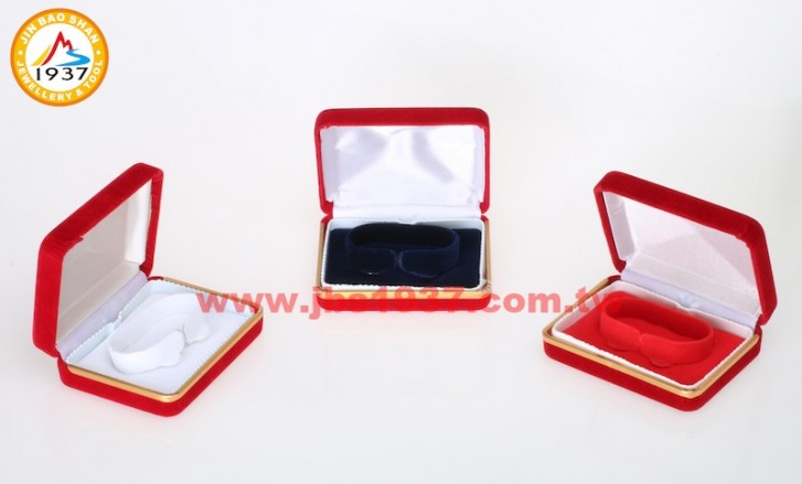 珠寶包裝錦盒-金色年代紅絨布系列-金色年代紅絨布- Ｃ型硬式手環盒